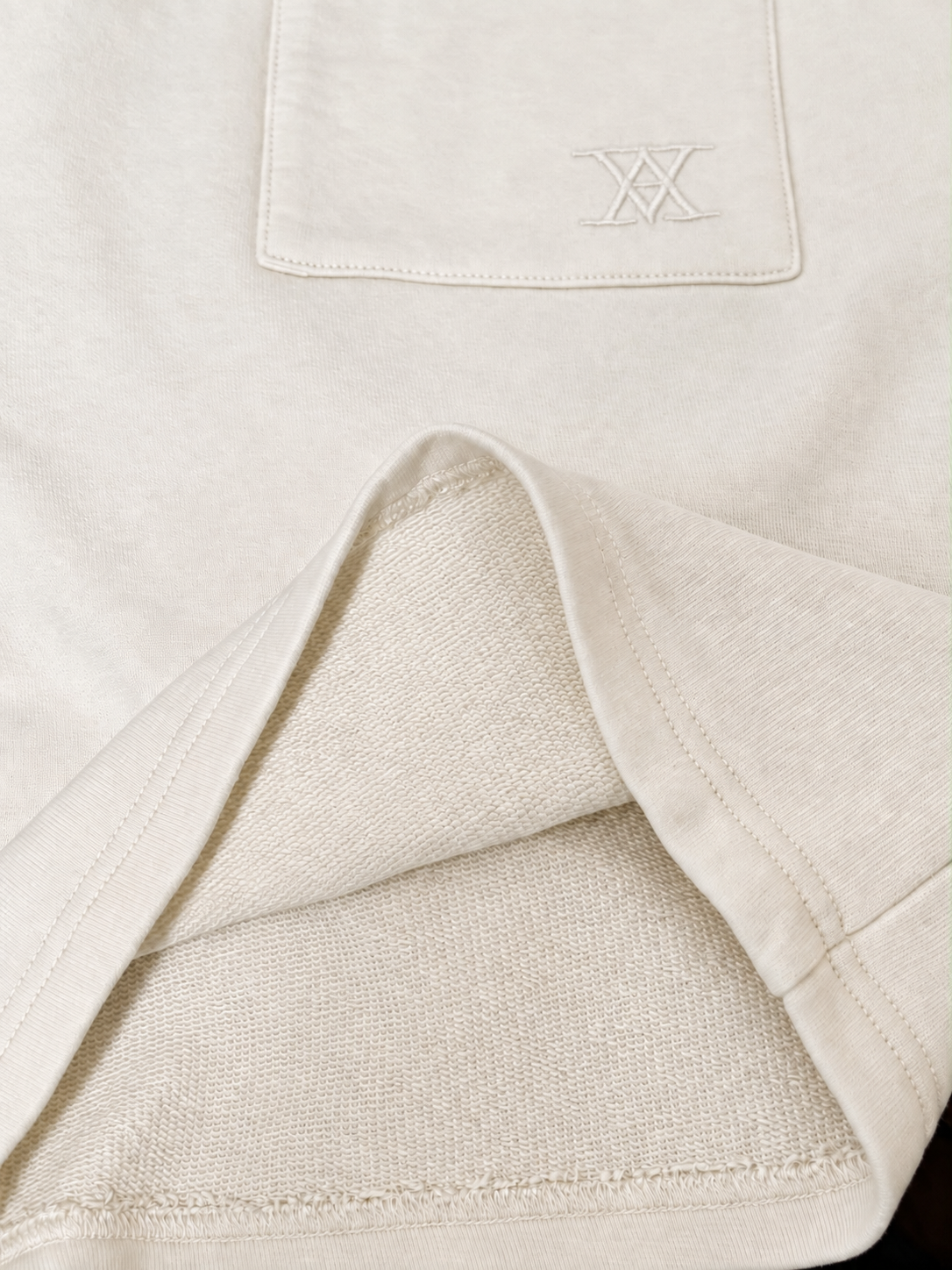 AVESTA Shorts - Weiße Stickerei