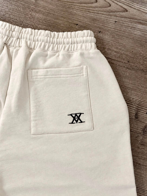 AVESTA Shorts - Schwarze Stickerei