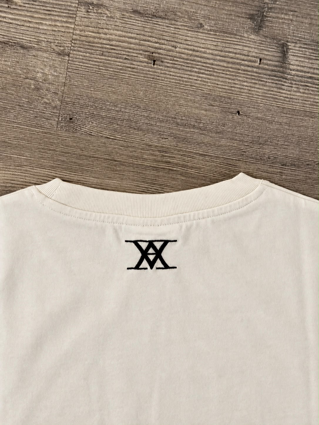AVESTA T-Shirt - Schwarze Stickerei
