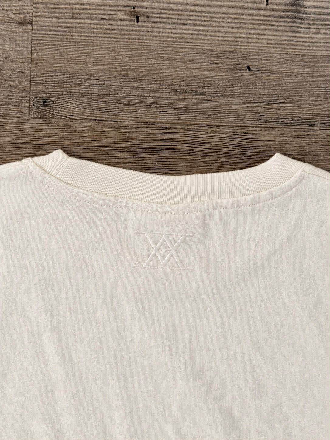 AVESTA T-Shirt - Weiße Stickerei